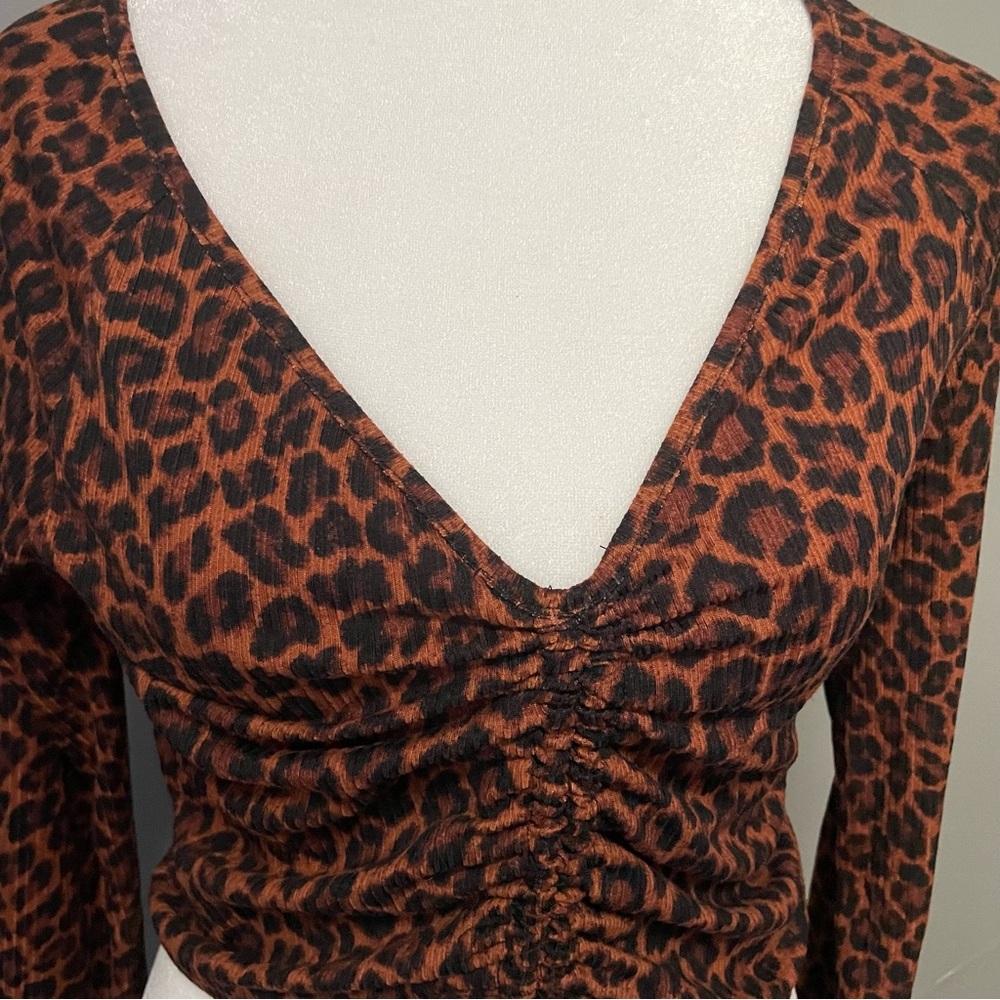 IRIS Ruched, Ribbed V-Neck, Brown, Size Large Top - Picture 3 of 9